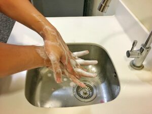 Sorgfältiges Händewaschen mit Seife